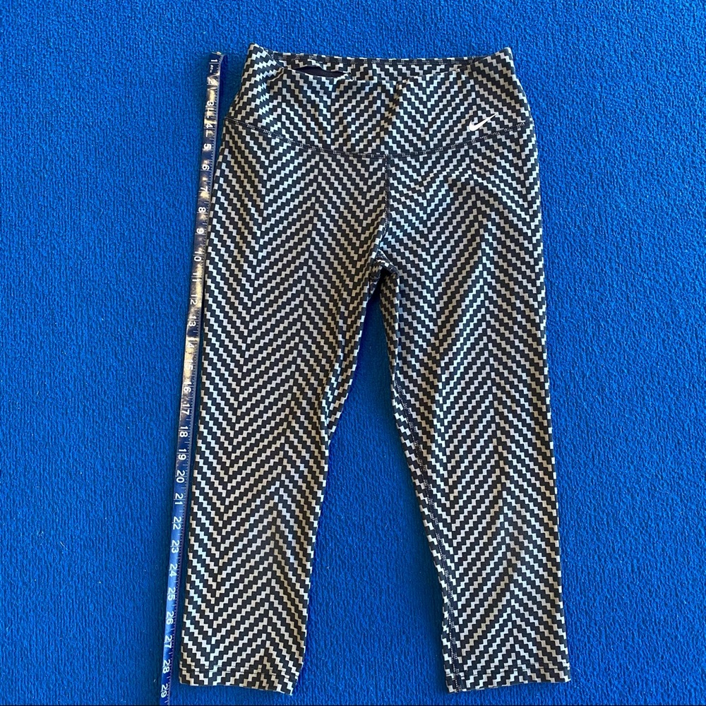 Black and gray Nike leggings zigzag